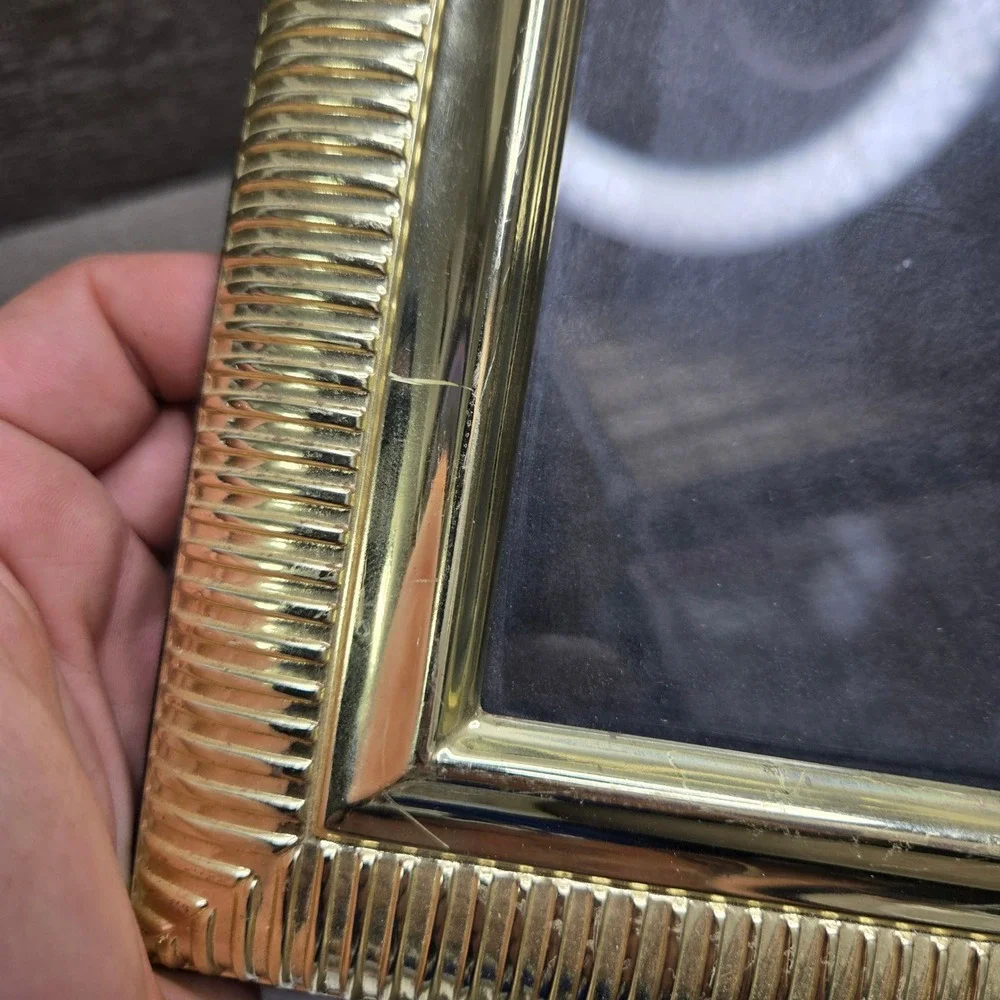 Vintage Gold Tone Textured Reeded Metal Picture Frame 5x7 Tabletop Wall Mount